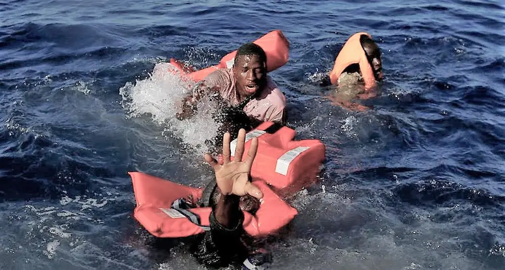 La Guardia costiera con le Ong: «Soccorrere i migranti è un obbligo»