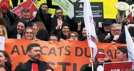 Riforma Macron, avvocati francesi nel giorno dell’ira: migliaia in piazza