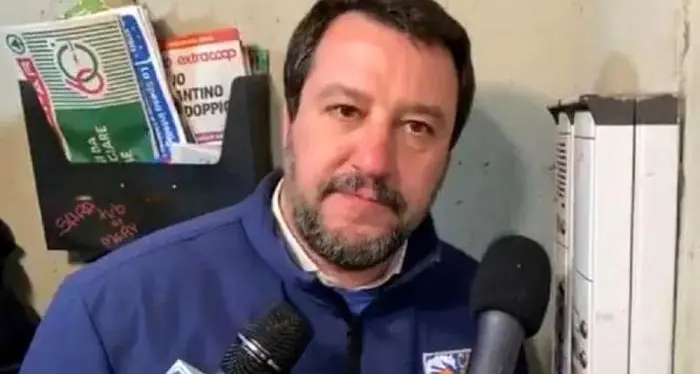 Facebook rimuove la citofonata di Salvini: \"Incita all'odio\"