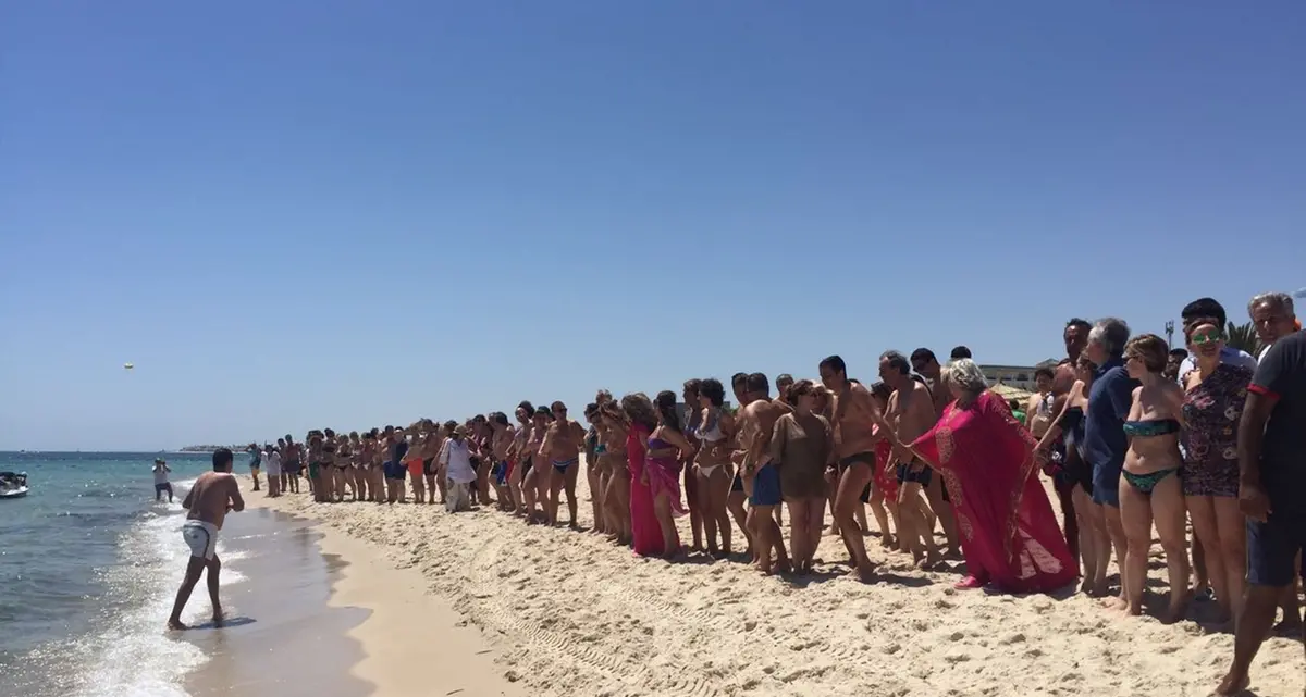 I 350 avvocati italiani a Sousse e il tuffo collettivo dalla spiaggia restituita al futuro