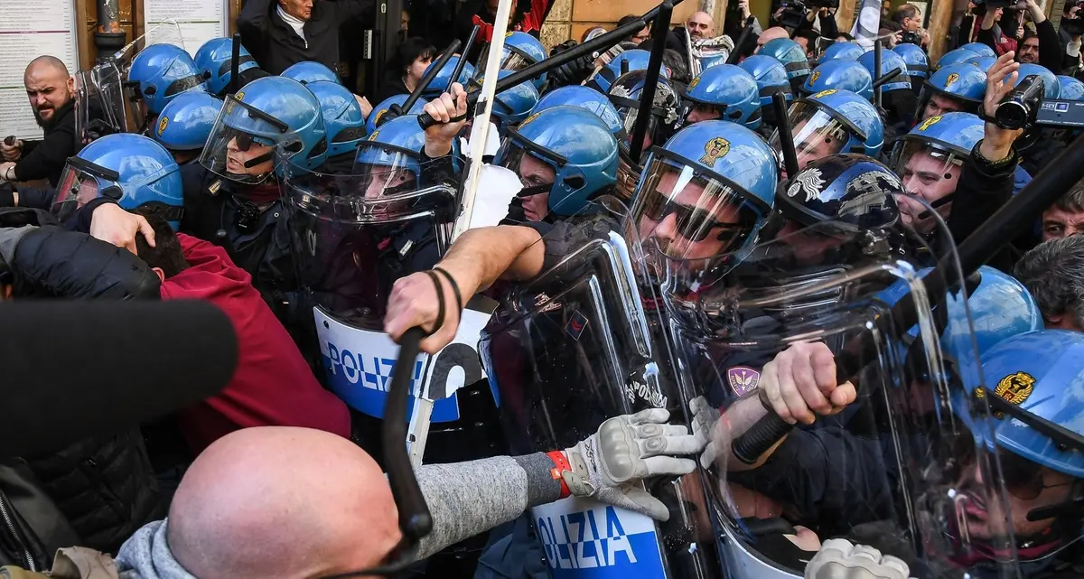 La rivolta dei taxi, proteste, saluti romani e bombe carta
