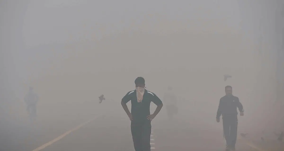 A Nuova Delhi l’aria è irrespirabile: oltre cinque milioni di maschere anti gas distribuite nelle scuole