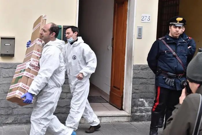 I carabinieri all\\'esterno dell\\'abitazione dove un uomo, un pensionato di 84 anni, ha ucciso moglie e figlia e dopo si \\u00E8 tolto la vita a Firenze, 4 marzo 2017. ANSA/MAURIZIO DEGL INNOCENTI