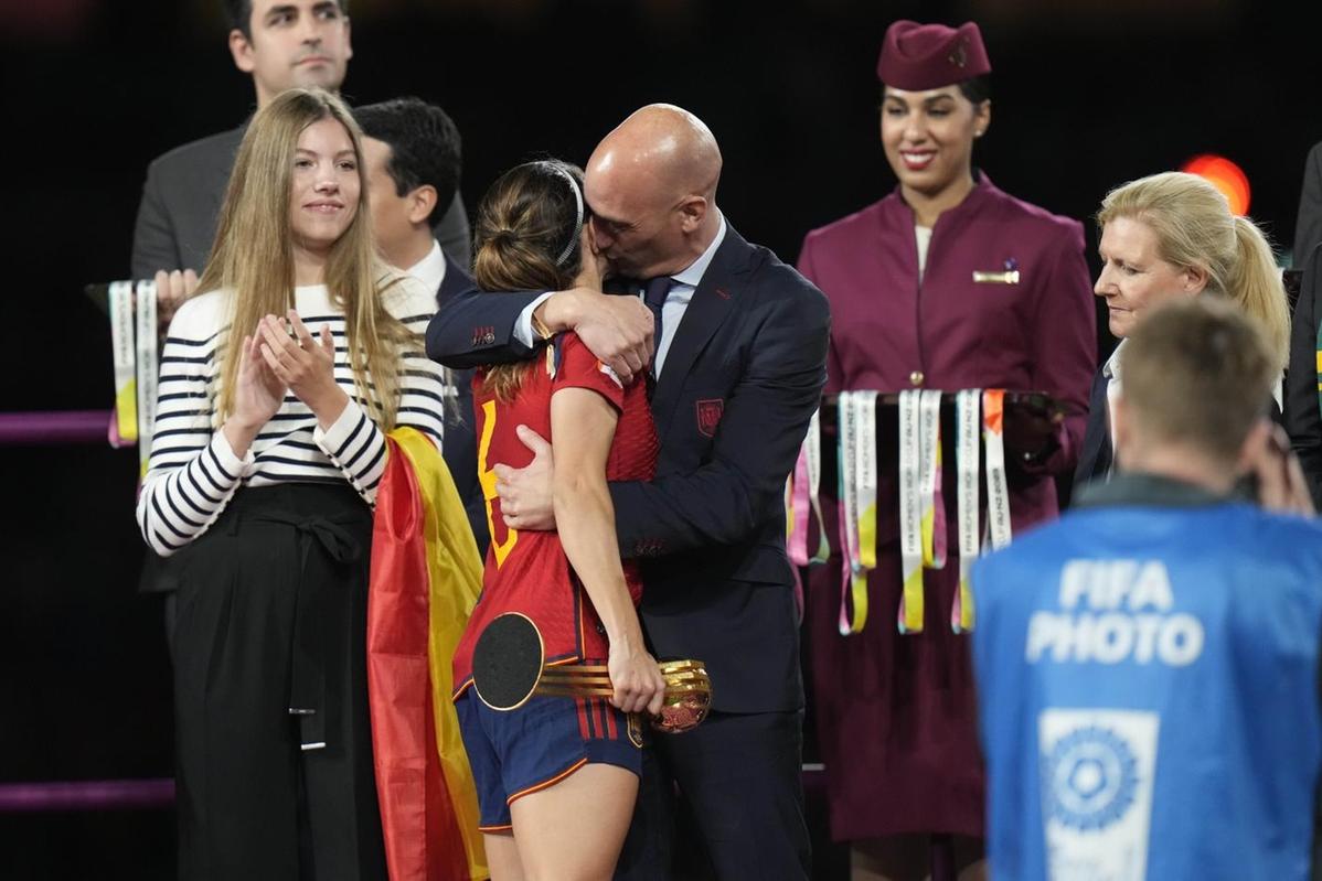 Spagna, la Fifa sospende Rubiales dopo il bacio a Hermoso