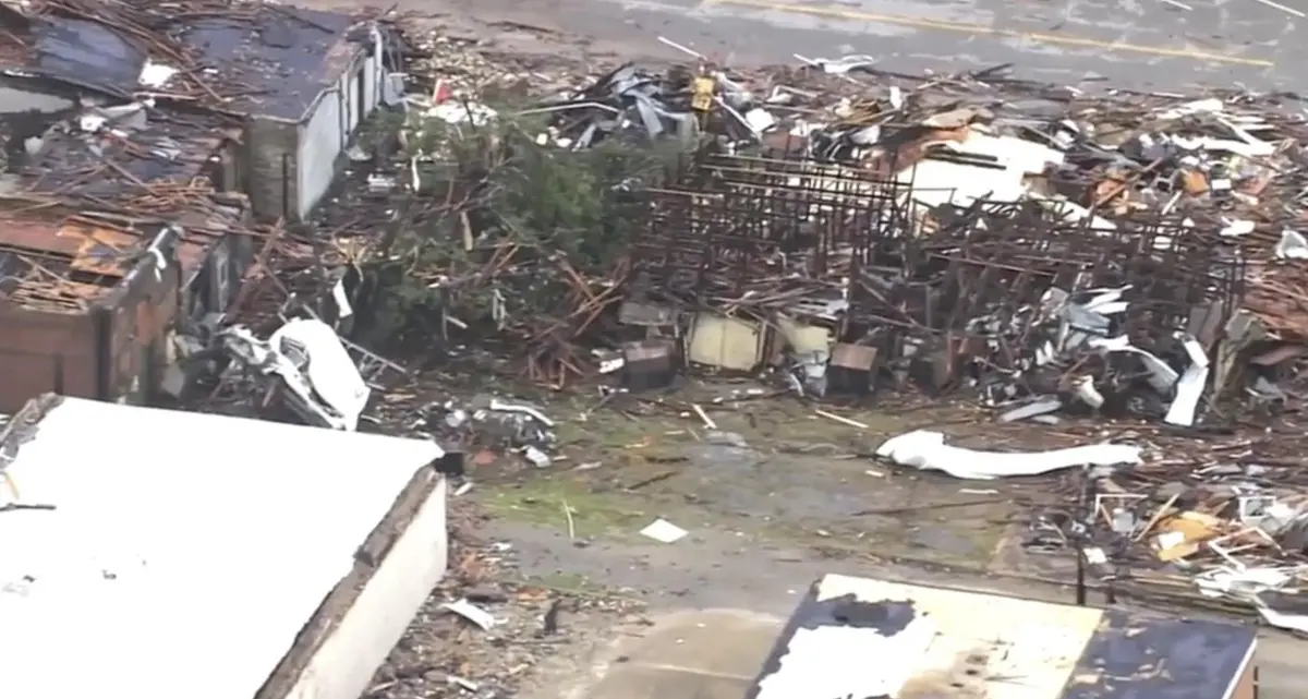 Tornado si abbatte sull’Oklahoma, almeno 4 morti e 20mila persone senza energia elettrica – FOTO
