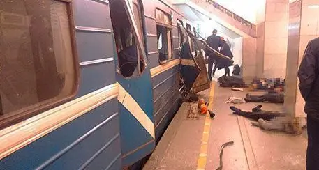 Terrore a San Pietroburgo: dieci morti nel metrò