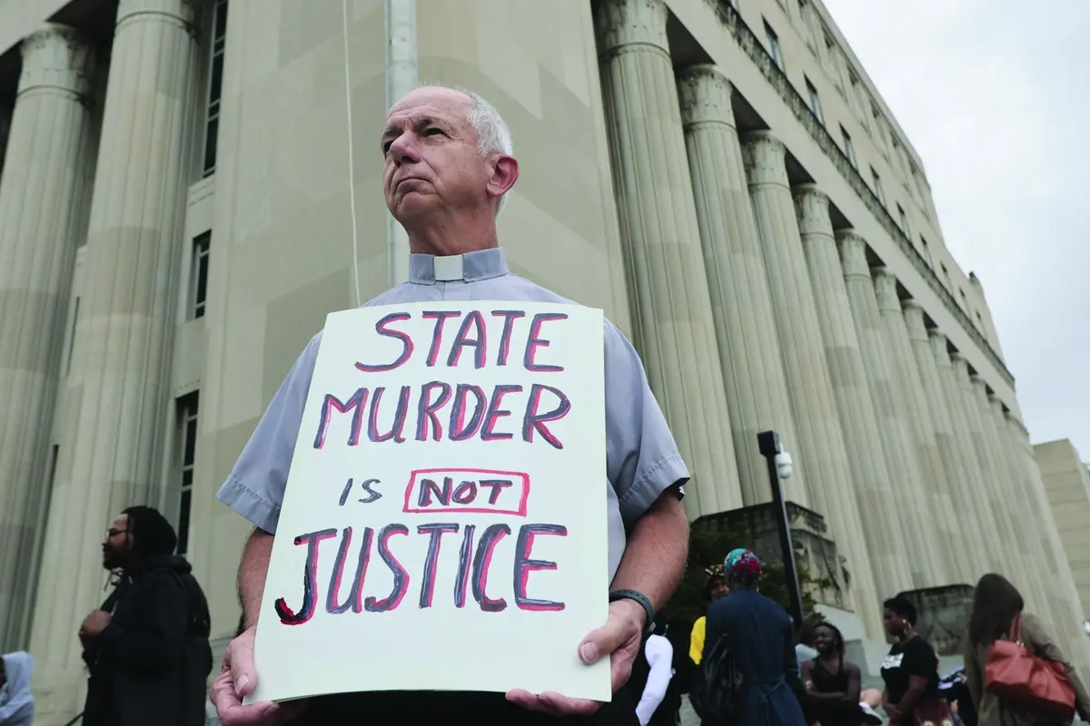 Deacon Dave Billips, with the Office of Peace and Justice with the St. Louis Archdiocese, holds a sign as he stands with protesters holding space to halt the execution of Marcellus Williams on Tuesday, Sept. 24, 2024, outside the Carnahan Courthouse in St. Louis. (Laurie Skrivan/St. Louis Post-Dispatch via AP) , Associated Press/LaPresse