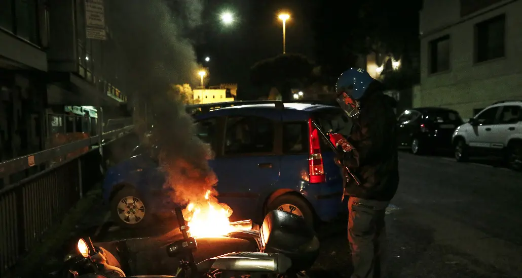 Corteo di Forza Nuova contro il coprifuoco, scontri nella notte a Roma