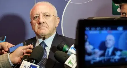 Tutti al funerale del sindaco. E De Luca mette il Comune in quarantena