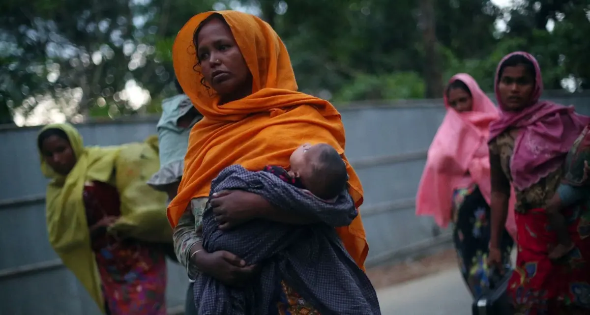 Asha partorisce in emergenza Covid, senza casa con marito e altri due figli