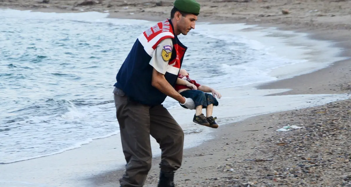 Migrante perde il figlio nel naufragio. I giudici greci: «È tutta colpa sua »