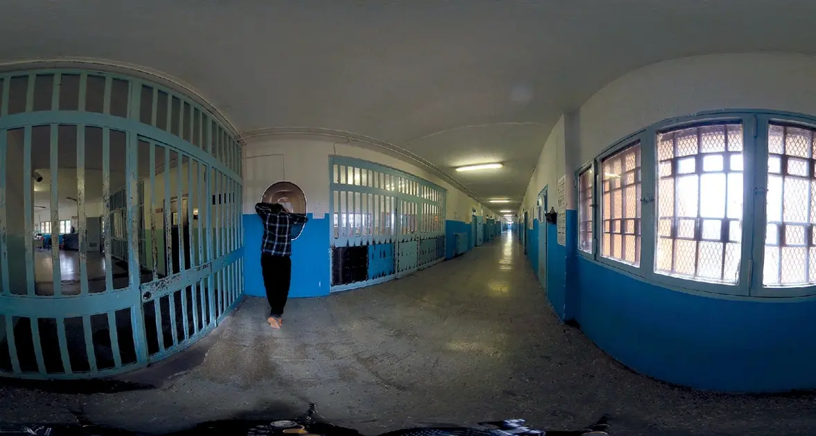 Spettatori in carcere e reclusi fuori: “VR Free” il doppio binario virtuale