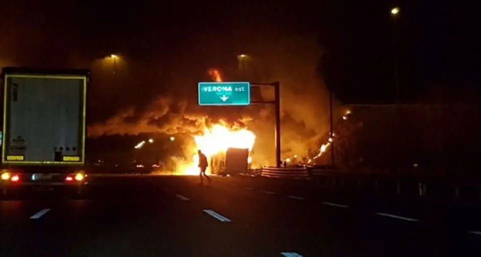 Orrore sull'A4, brucia il bus della gita: 16 ragazzi morti