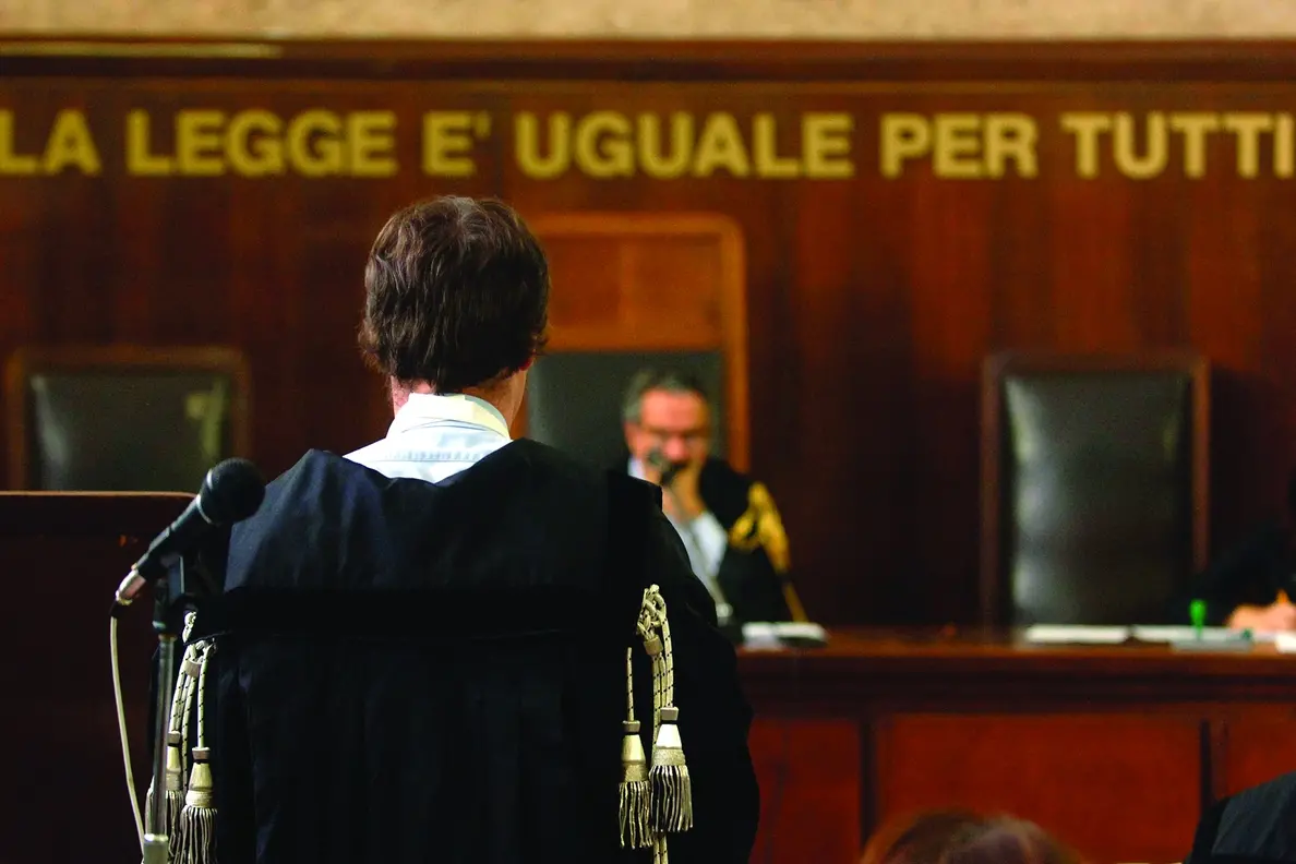 AVVOCATO AVVOCATI PUBBLICO MINISTERO TOGA TOGHE AULA TRIBUNALE LA LEGGE E UGUALE PER TUTTI