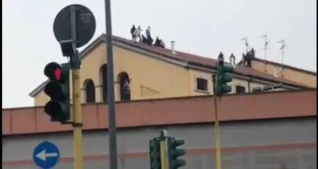 Fuoco e proteste a San Vittore: detenuti sul tetto