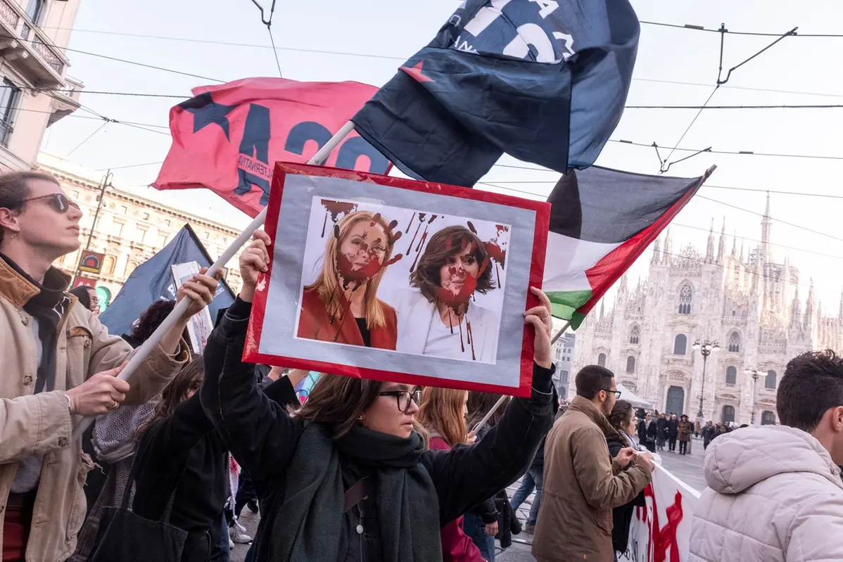 P.za Cordusio/ Repubblica. No meloni day. Corteo studentesco - Cronaca - Milano, Italia - Venerd&#xec; 15 novembre 2024(Foto Alessandro Cimma/Lapresse)  P.za Cordusio/ Republic. No melons day. Student march - Chronicle - Milan, Italy - Friday, November 15, 2024(Photo Alessandro Cimma/Lapresse)