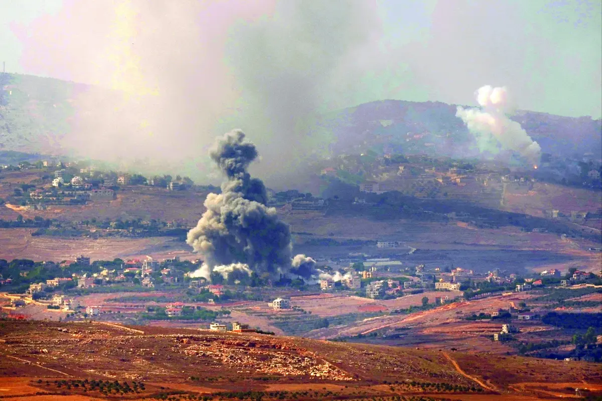 Smoke rises from Israeli airstrikes on villages in the Nabatiyeh district, seen from the southern town of Marjayoun, Lebanon, Monday, Sept. 23, 2024. (AP Photo/Hussein Malla) Associated Press/LaPresse , APN