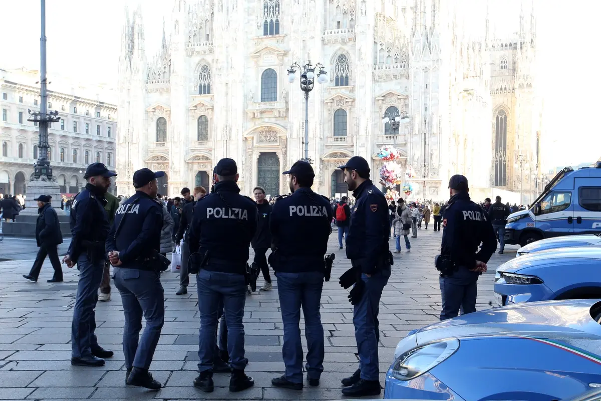 CONTROLLI SICUREZZA POLIZIA ZONE ROSSE POLIZIOTTI DASPO DUOMO , IMAGOECONOMICA