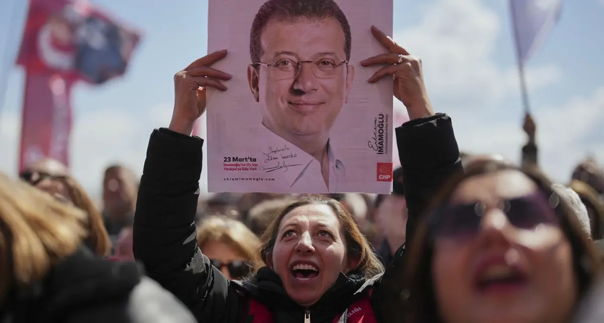 Turchia, bloccato l’account X del sindaco di Istanbul Imamoglu: «È censura politica». La solidarietà di Mansur Yavas