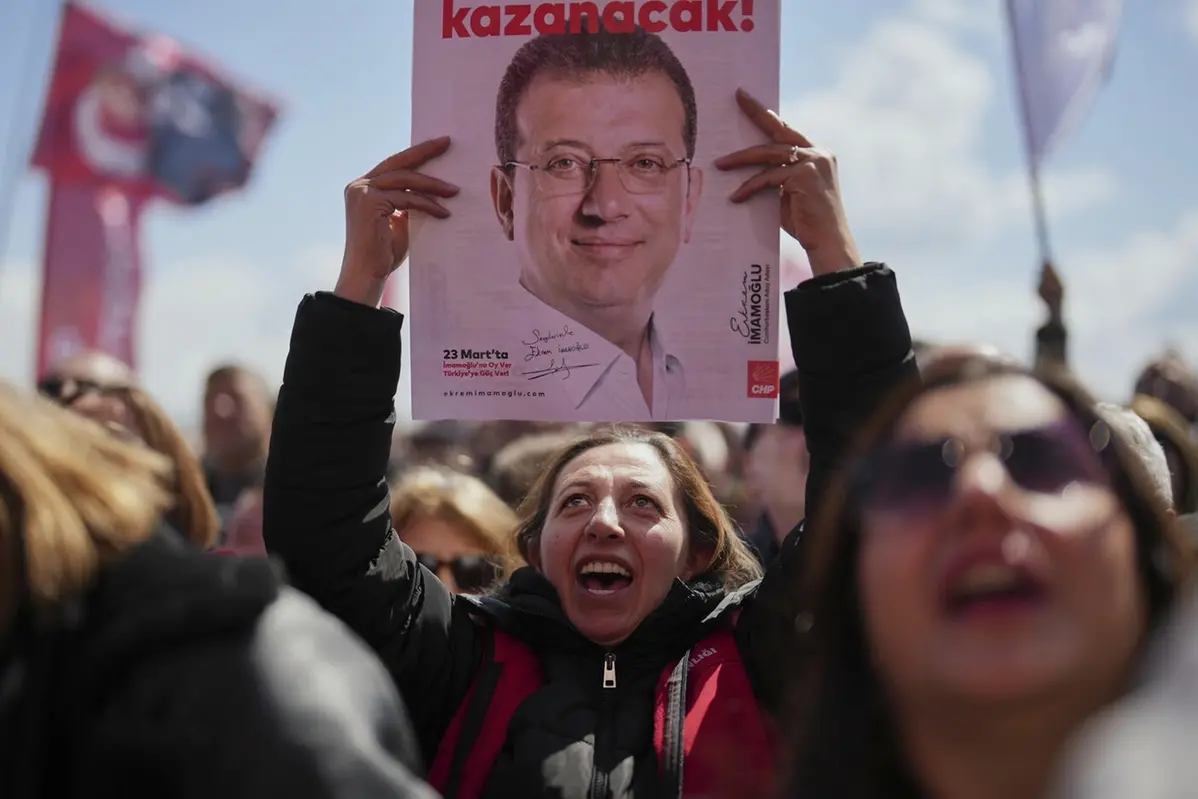 Sostenitori cantano slogan fuori dalla prigione di Silivri dove si svolge il processo al sindaco di Istanbul Ekrem Imamoglu , APN