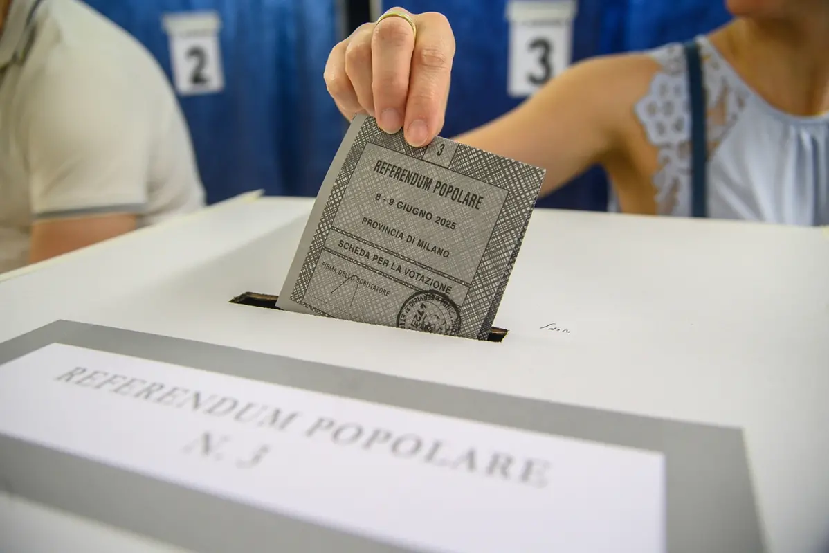 Cittadini al voto per il Referendum al seggio di Via Mantova - Milano, 8 Giugno 2025 (Foto Claudio Furlan/Lapresse) Citizens voting for the Referendum at the polling station in Via Mantova - Milan, June 8, 2025 (Photo Claudio Furlan/Lapresse) , LAPRESSE