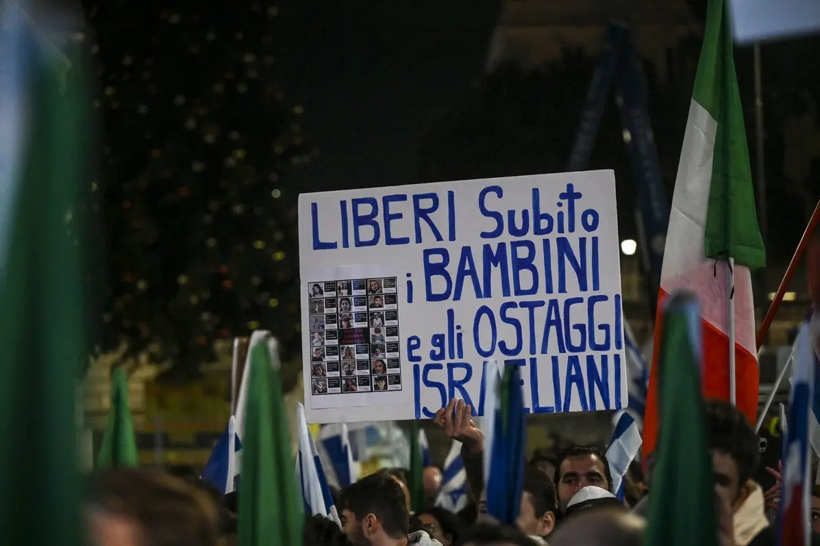 MANIFESTAZIONE NAZIONALE CONTRO L\\'ANTISEMITISMO A PIAZZA DEL POPOLO, MANIFESTANTI, MANIFESTANTE, PROTESTA, COMUNITA\\' EBRAICA, EBRAICHE, CRTELLO LIBERI SUBITO I BAMBINI E GLI OSTAGGI ISRAELIANI , IMAGOECONOMICA