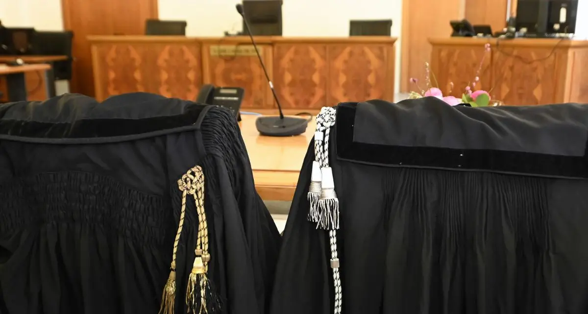 Serbia, sei attivisti ancora in carcere: la protesta blocca i tribunali, ricorsi non valutati