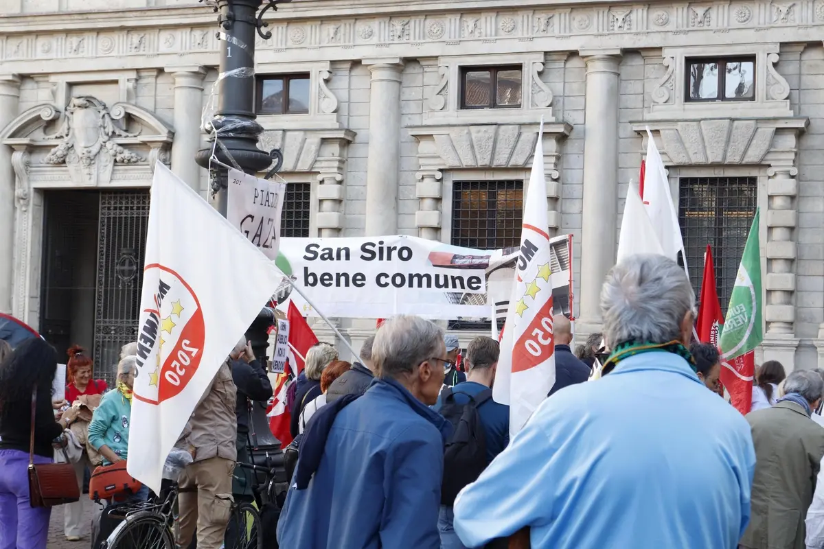 PROTESTA DEI CITTADINI SAN SIRO BENE COMUNE CARTELLO PROTESTE