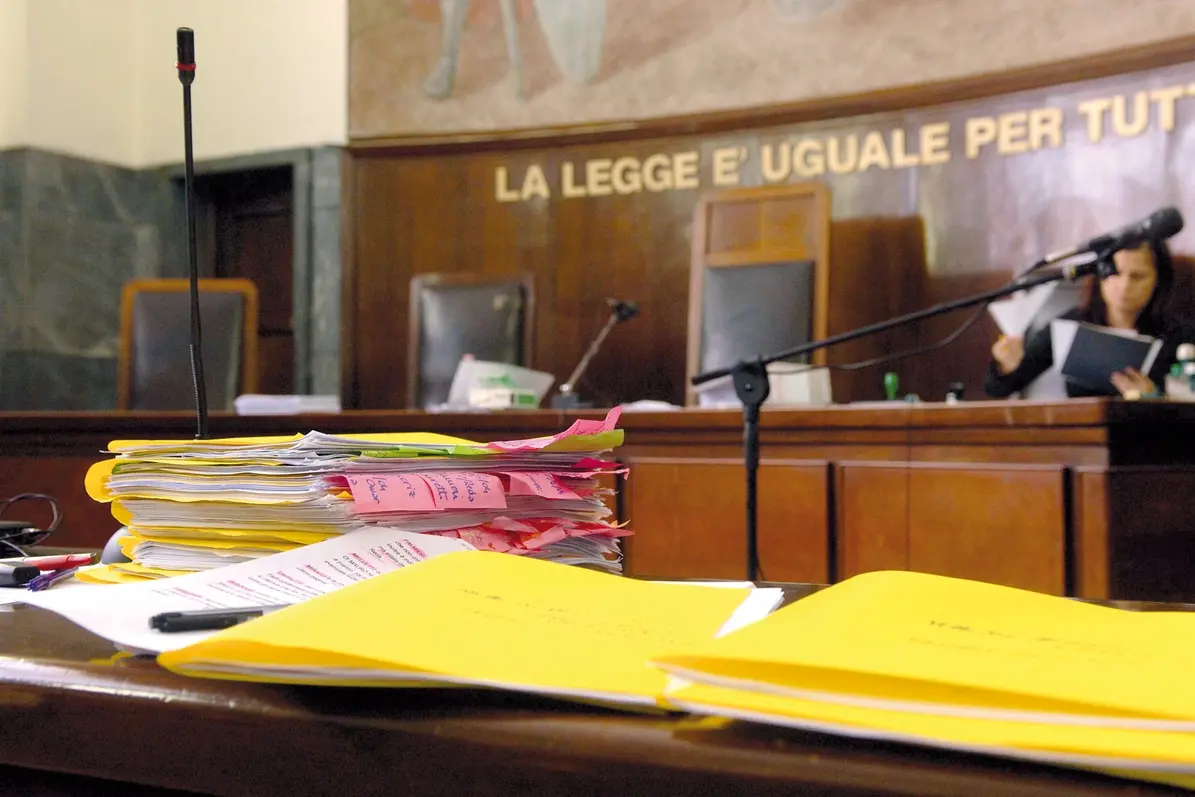 AVVOCATO AVVOCATI PUBBLICO MINISTERO TOGA TOGHE AULA TRIBUNALE LA LEGGE E UGUALE PER TUTTI