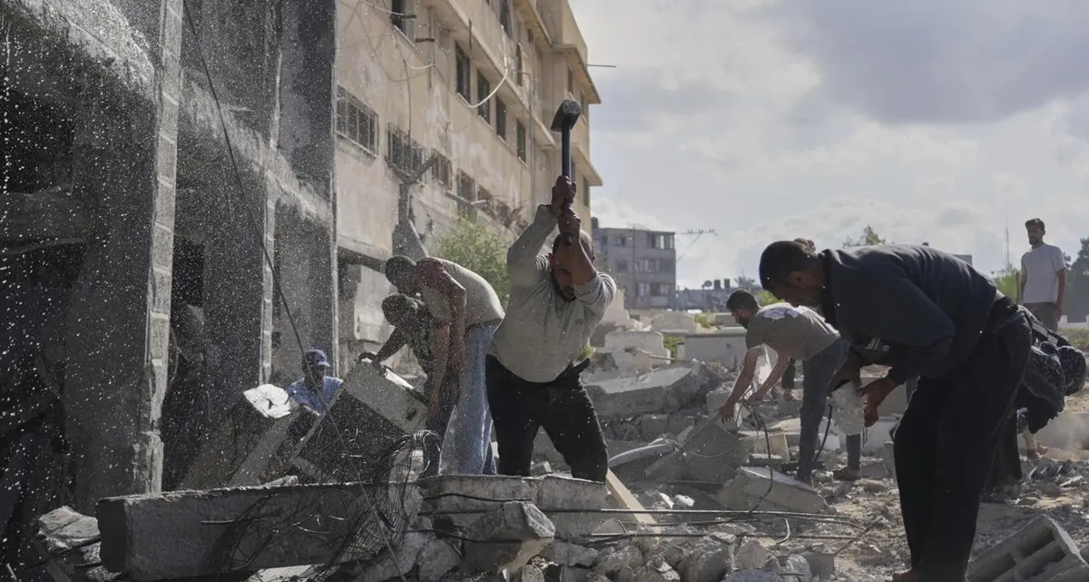 Strage al centro aiuti di Gaza, 27 palestinesi uccisi dai soldati israeliani. Tre militari morti a Jabaliya