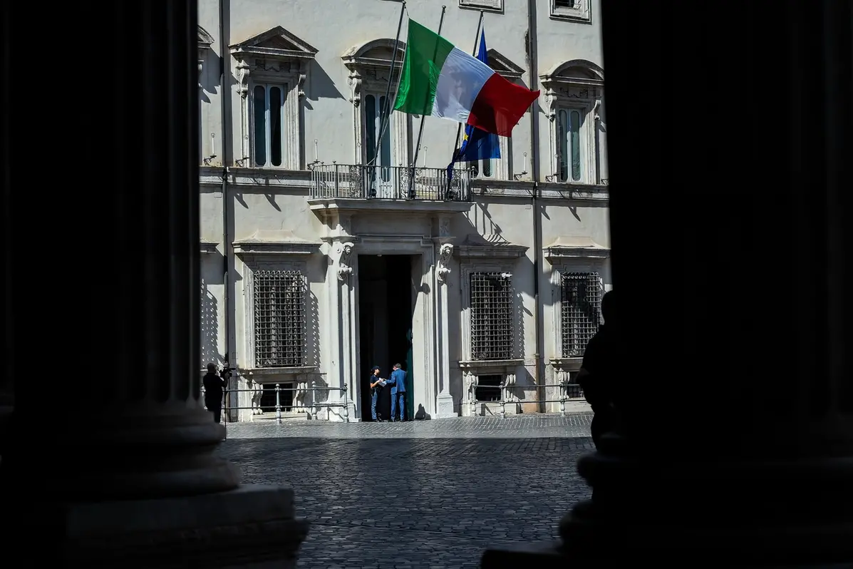 PALAZZO CHIGI TRICOLORE BANDIERE , IMAGOECONOMICA