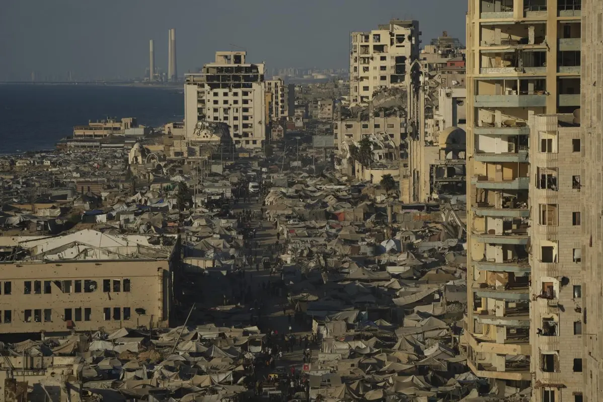 A makeshift tent camp for displaced Palestinians stretches across an area near the Gaza City port, Monday, Sept. 1, 2025. (AP Photo/Jehad Alshrafi) Associated Press/LaPresse , APN