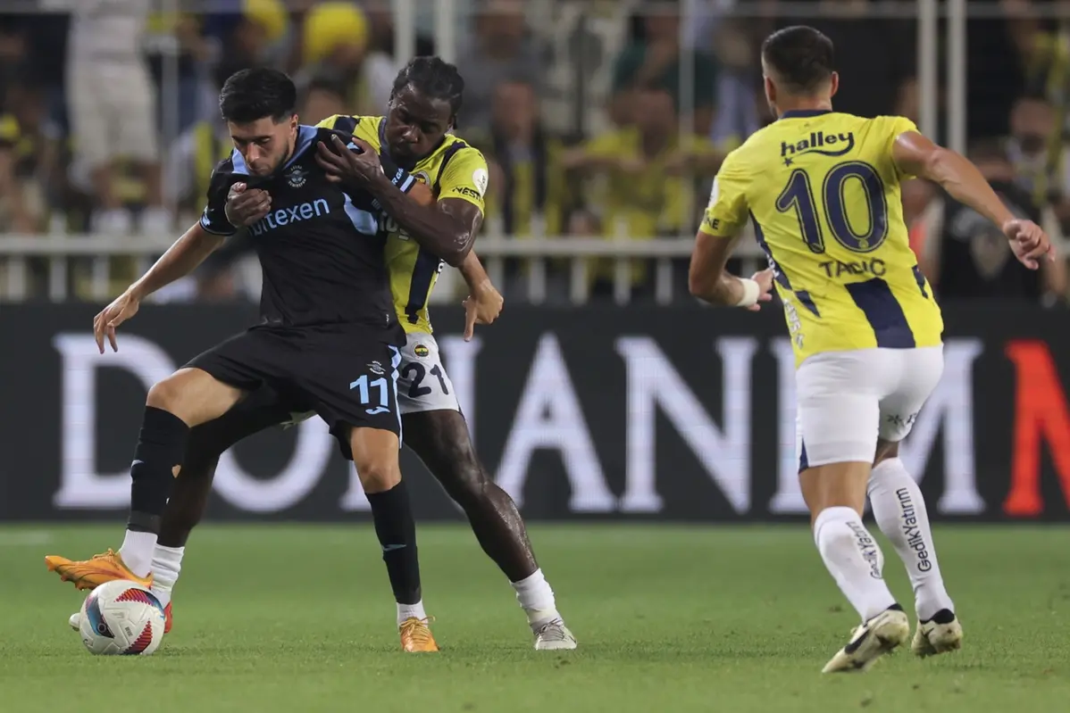 Un\\'azione di gioco tra Fenerbahce e Adana Demirspor, societ\\u00E0 coinvolta nello scandalo scommesse del calcio turco
