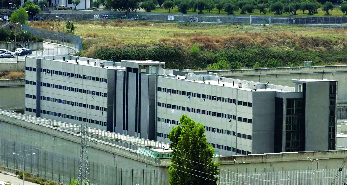 Catanzaro, i detenuti denunciano: in 6 mesi 6 morti e cure negate