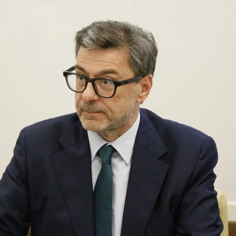Giorgetti difende la manovra: «Non è per i ricchi, aiutiamo il ceto medio»