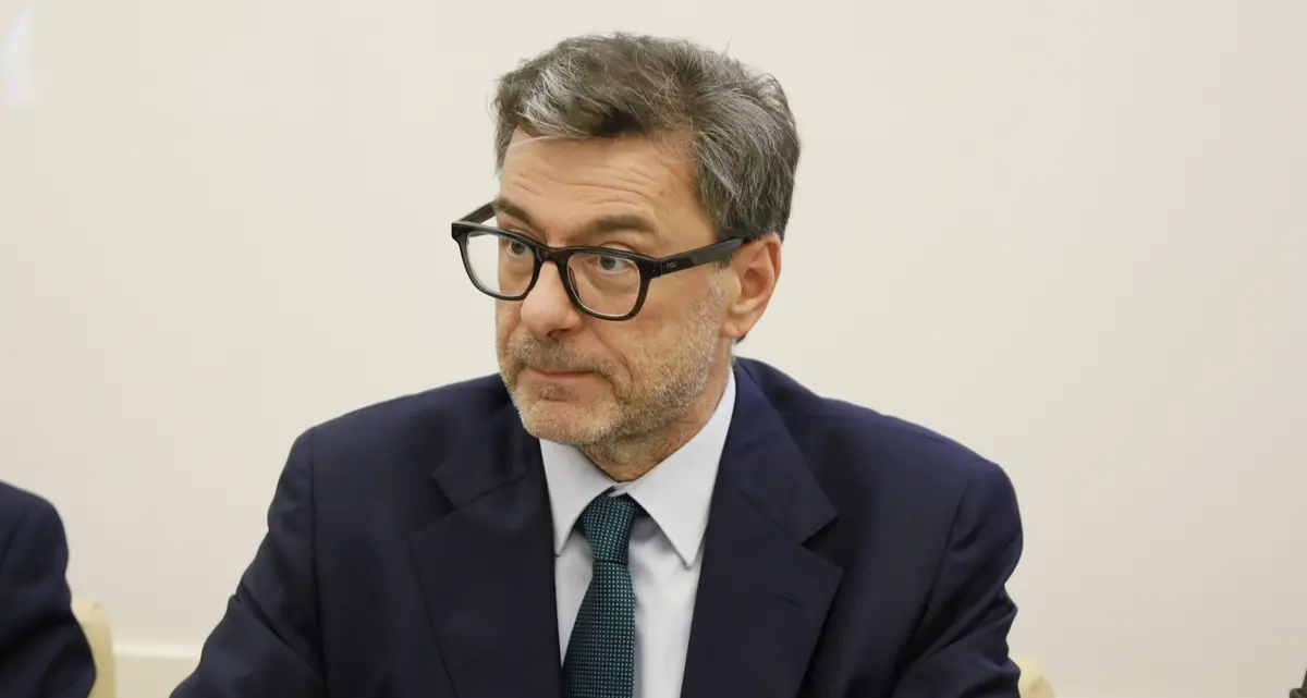 Giorgetti difende la manovra: «Non è per i ricchi, aiutiamo il ceto medio»