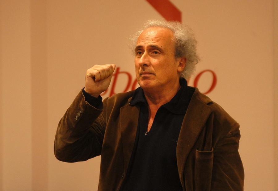 È morto Stefano Benni: addio al “Lupo” della letteratura, autore di Bar Sport e voce visionaria della cultura contemporanea