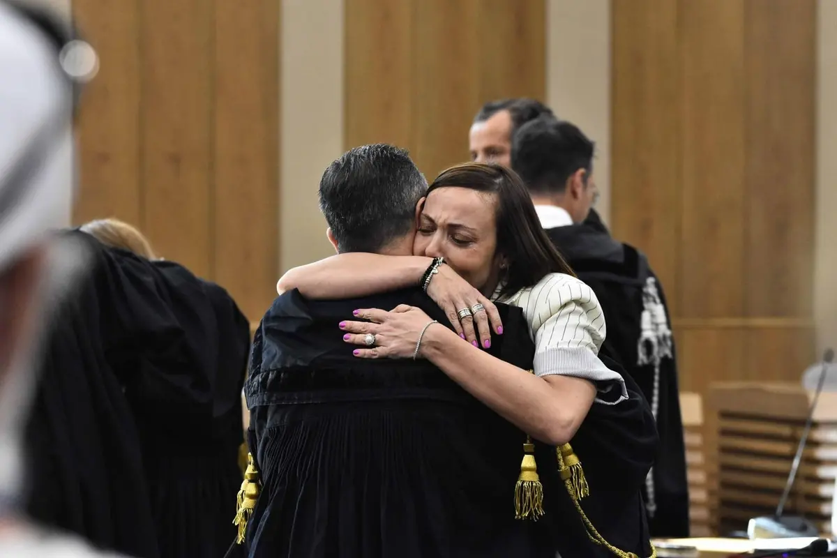 L\\'abbraccio tra l\\'avvocato Marchesini e Ucchino