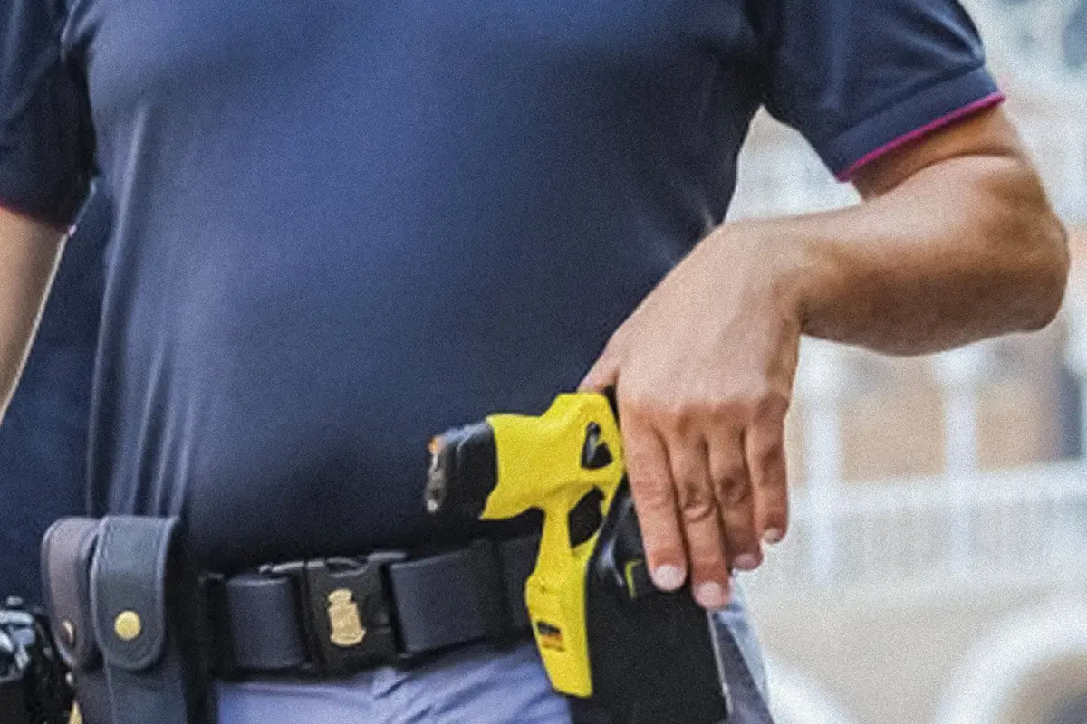 TASER IN DOTAZIONE ALLA POLIZIA POLIZIOTTI POLIZIOTTO , IMAGOECONOMICA