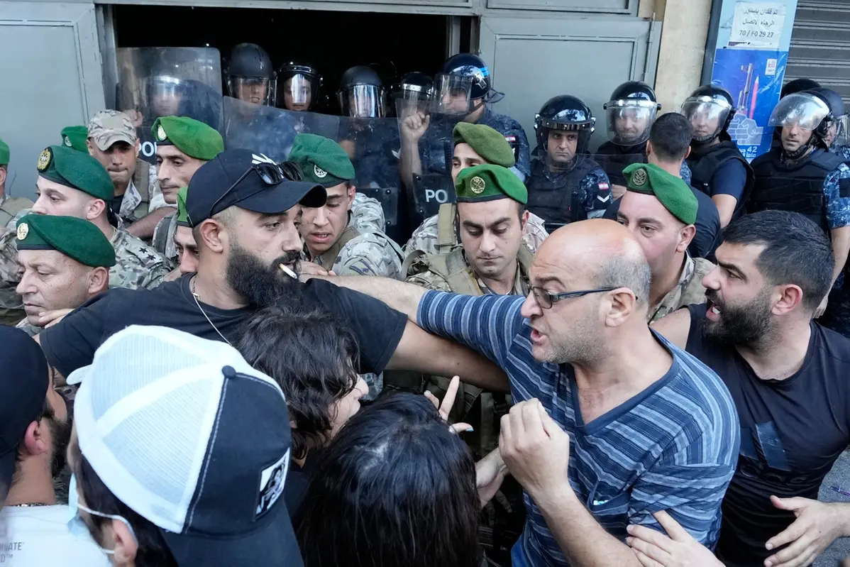 Sfollati dalla guerra di Israele si azzuffano con membri della sicurezza libanese,a Beirut. , APN