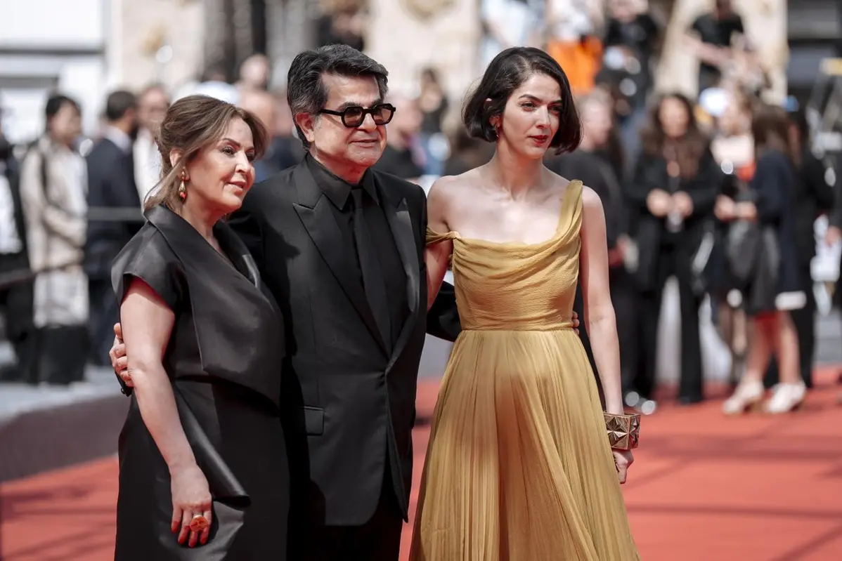 Tahereh Saeedi, left, director Jafar Panahi and Solmaz Panahi pose for photographers upon arrival at the premiere of the film \\'It Was Just an Accident\\' at the 78th international film festival, Cannes, southern France, Tuesday, May 20, 2025. (Photo by Lewis Joly/Invision/AP) Associated Press/LaPresse , APN