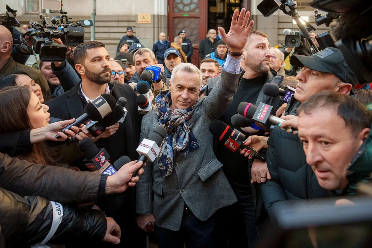 Calin Georgescu, the winner of the first round of presidential elections, later annulled by the Constitutional Court, waves to supporters as he leaves a district court in Bucharest, Romania, Wednesday, March 5, 2025. (AP Photo/Vadim Ghirda) , APN