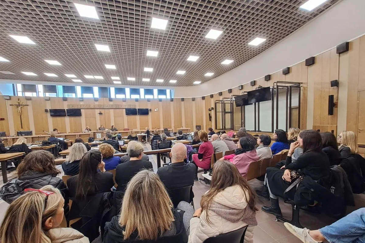 L\\'aula del processo Angeli e Demoni piena di gente durante l\\'udienza di questa mattina