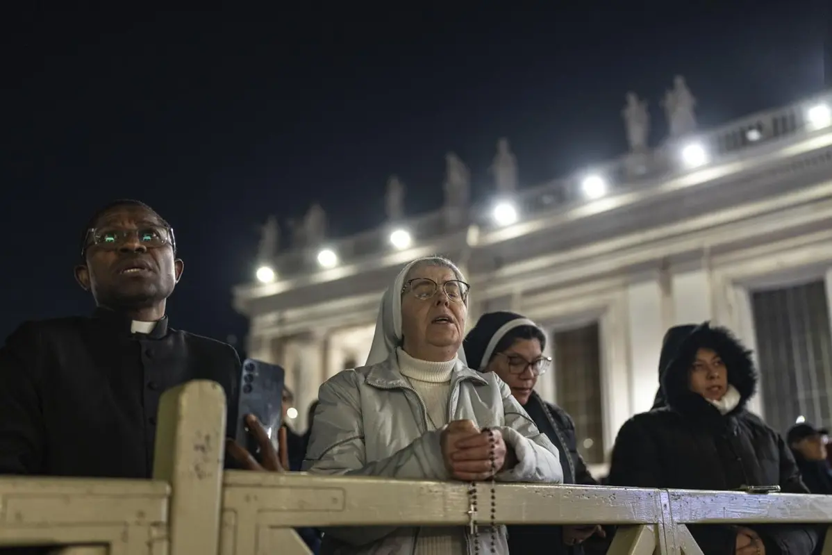 Preghiera in Pzza San Pietro per Papa Francesco