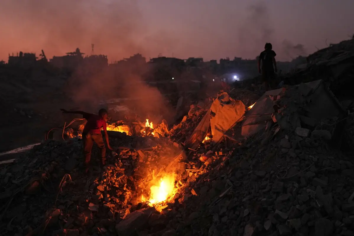 Palestinesi camminano tra le rovine causate dall\\'offensiva aerea e terrestre israeliana nel quartiere Sheikh Radwan a Gaza , APN