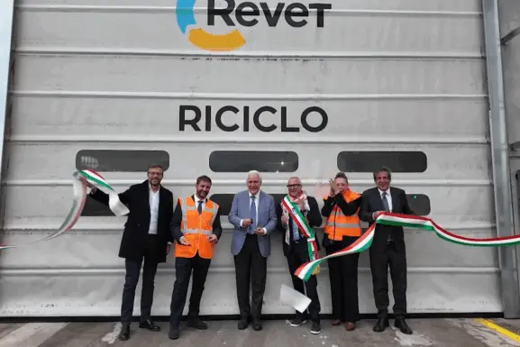 Revet (Gruppo Plures) avvia la seconda linea di produzione dell’impianto di riciclo plastiche post-consumo a Pontedera