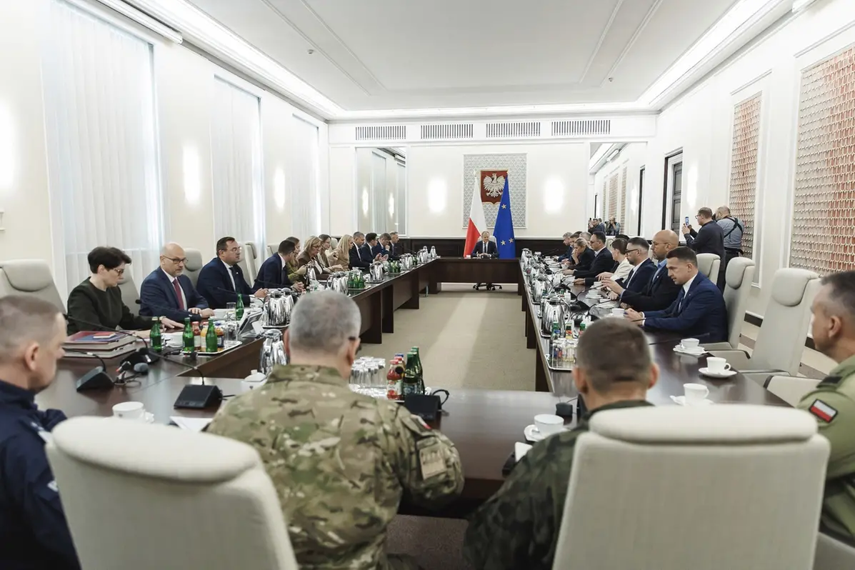 Primo ministro polacco Tusk in riunione straordinaria dopo l\\'abbattimento di droni russi entrati nel suo spazio aereo , APN
