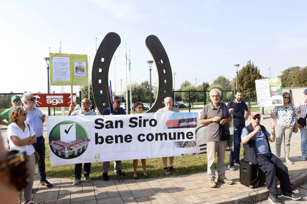 PROTESTA CONTRO LA VENDITA DELL'AREA STADIO SAN SIRO BENE COMUNE STRISCIONE MANIFESTAZIONE MANIFESTANTI