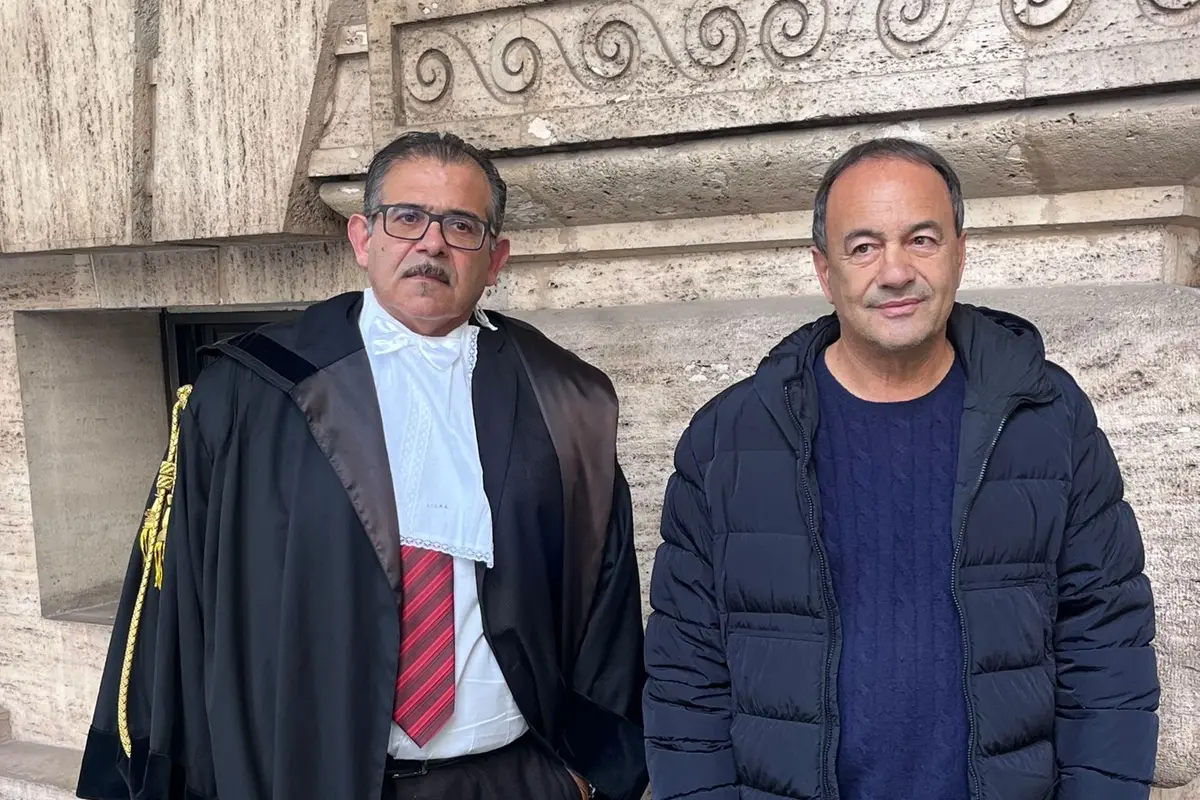 Mimmo Lucano in compagnia dell\\'avvocato Andrea Daqua davanti alla Corte di Cassazione