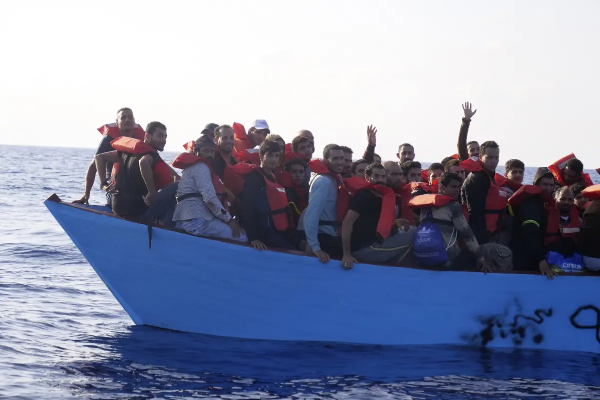 Migranti su barcone soccorsi da Medecins Sans Frontiers nel mar Mediterraneo